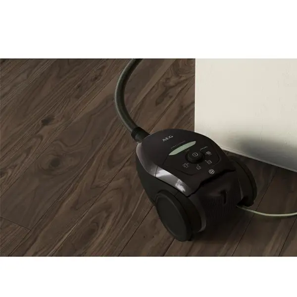 جاروبرقی آاگ VX82-1 رنگ مشکی با سیم برق 9 متری و شعاع کارکرد 12متری