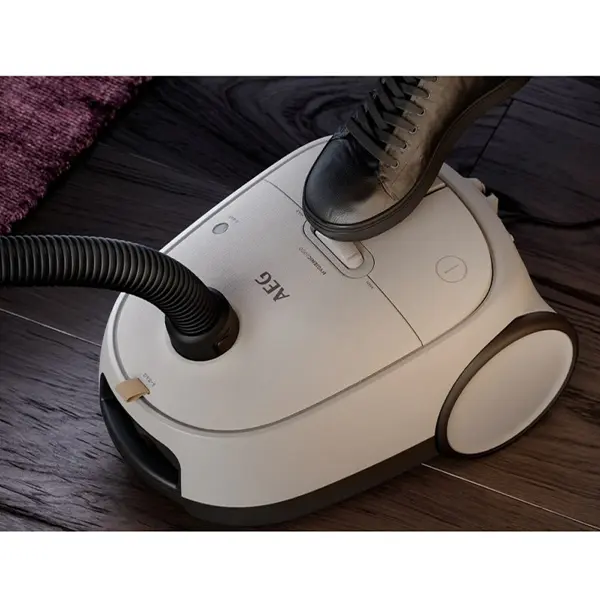 جاروبرقی آاگ AB61H6SW سری 6000 با امکان تنظیم قدرت مکش
